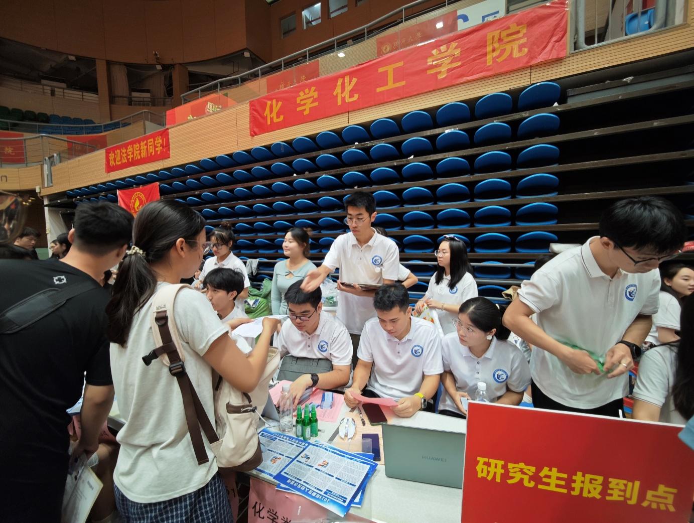 暖心迎新，k球直播体育足球814名新生逐梦启航